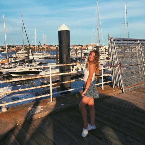 Meet your Posher, Olivia - Picture 1 of 2